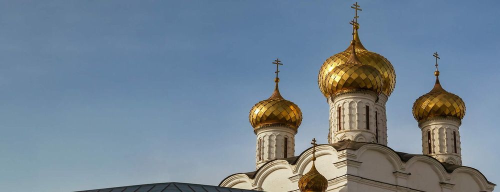 Знакомимся с прекрасными монастырями России во время путешествия на Porsche.